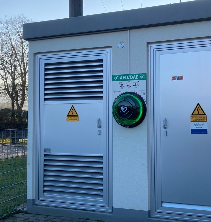 Defibrillator AED am Verteilerkasten der bnnetze an der Einm�ndung Ibentalstra�e/Ibenbachstra�e (Bild: Herr Reez)
