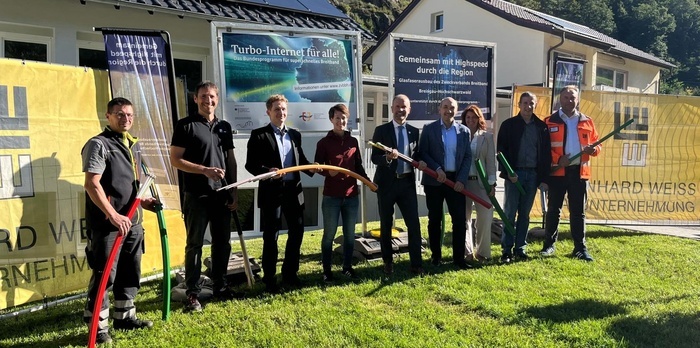 Gruppenbild der Teilnehmer beim Spatenstich Breitband-Ausbau