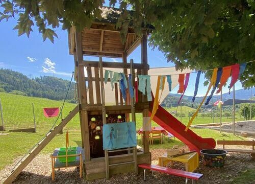 Kletterturm im Au&szlig;enberecih des Kindergartens Unteribental