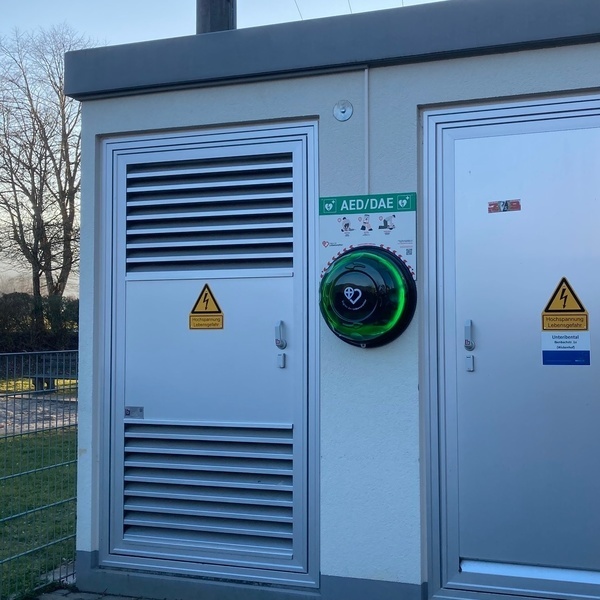 Defibrillator an der Einm�ndung Ibentalstra�e/Ibenbachstra�e (Bild: Herr Reez)